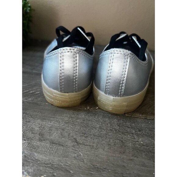 Women’s silver converse sneakers size 6.5 tag says youth 4.5 EU size 37 - Picture 4 of 5